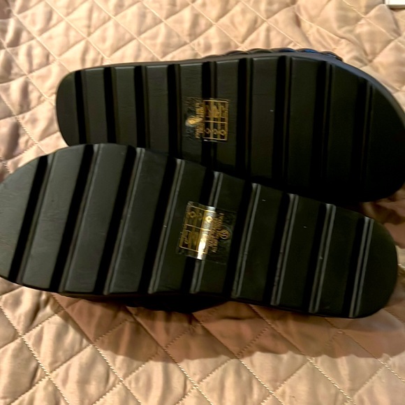 Brand new, never worn Bella Marie black slides. Size 10 - Picture 3 of 3